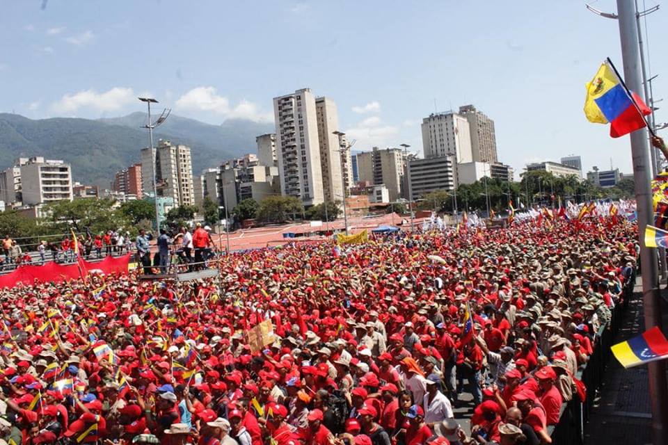 Milhares de Venezuelanos foram às ruas para defender o governo de Maduro