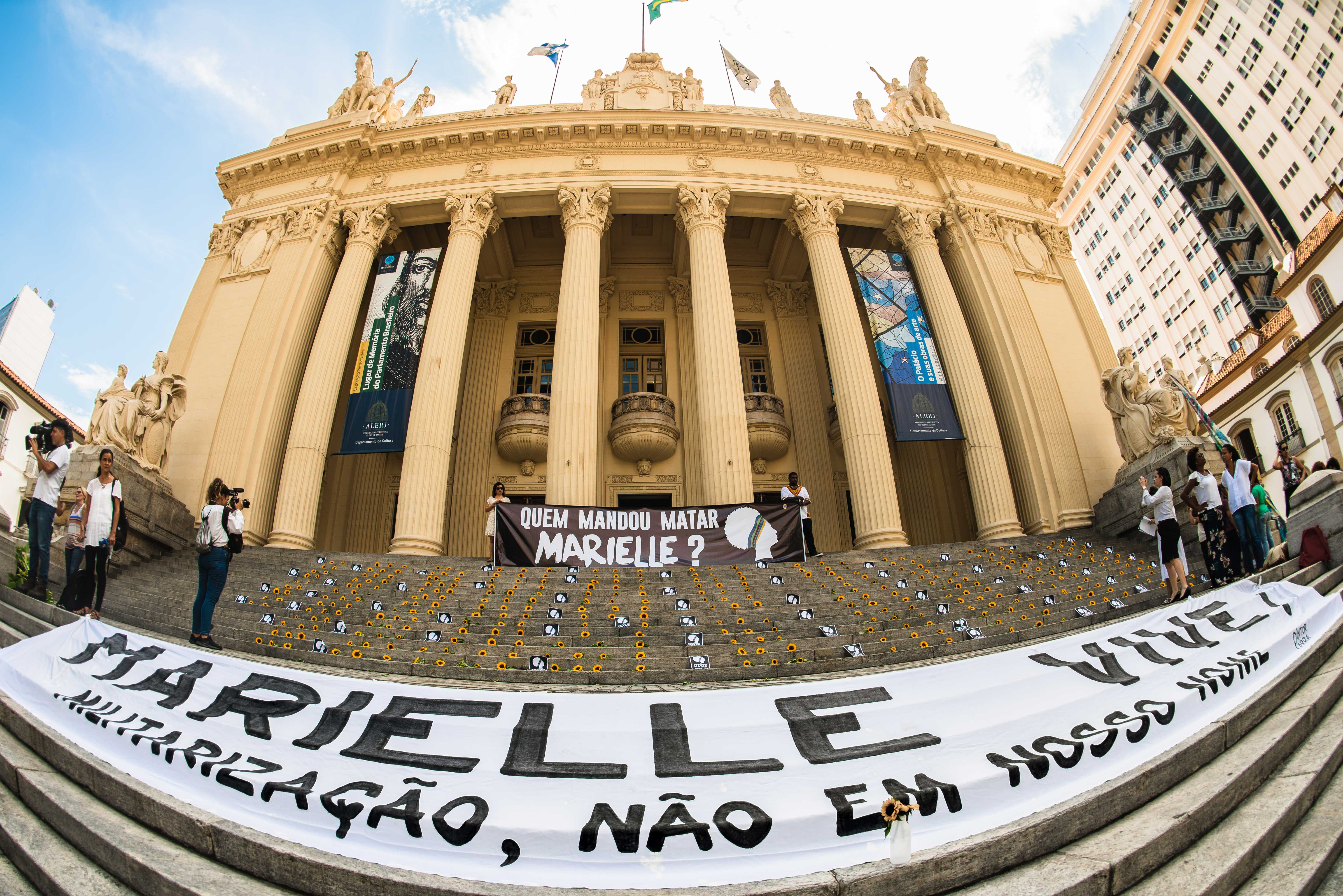 Brasileiros vão às ruas e questionam: quem mandou matar Marielle?