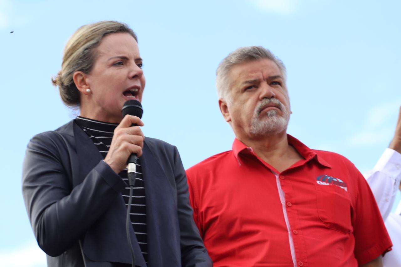 Gleisi participa de ato dos trabalhadores da Ford e cobra Bolsonaro
