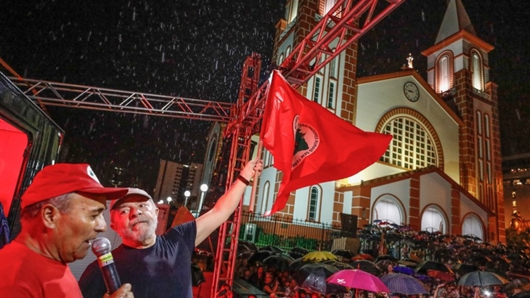 Há um ano, multidão guiava Lula contra o ódio em Santa Catarina