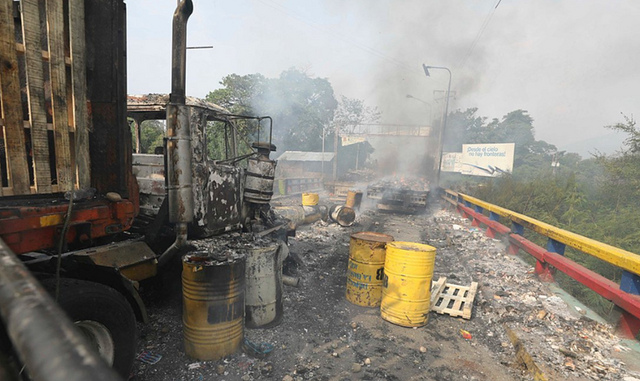 NYT: fogo em caminhão com ajuda humanitária na Venezuela foi causado por opositores