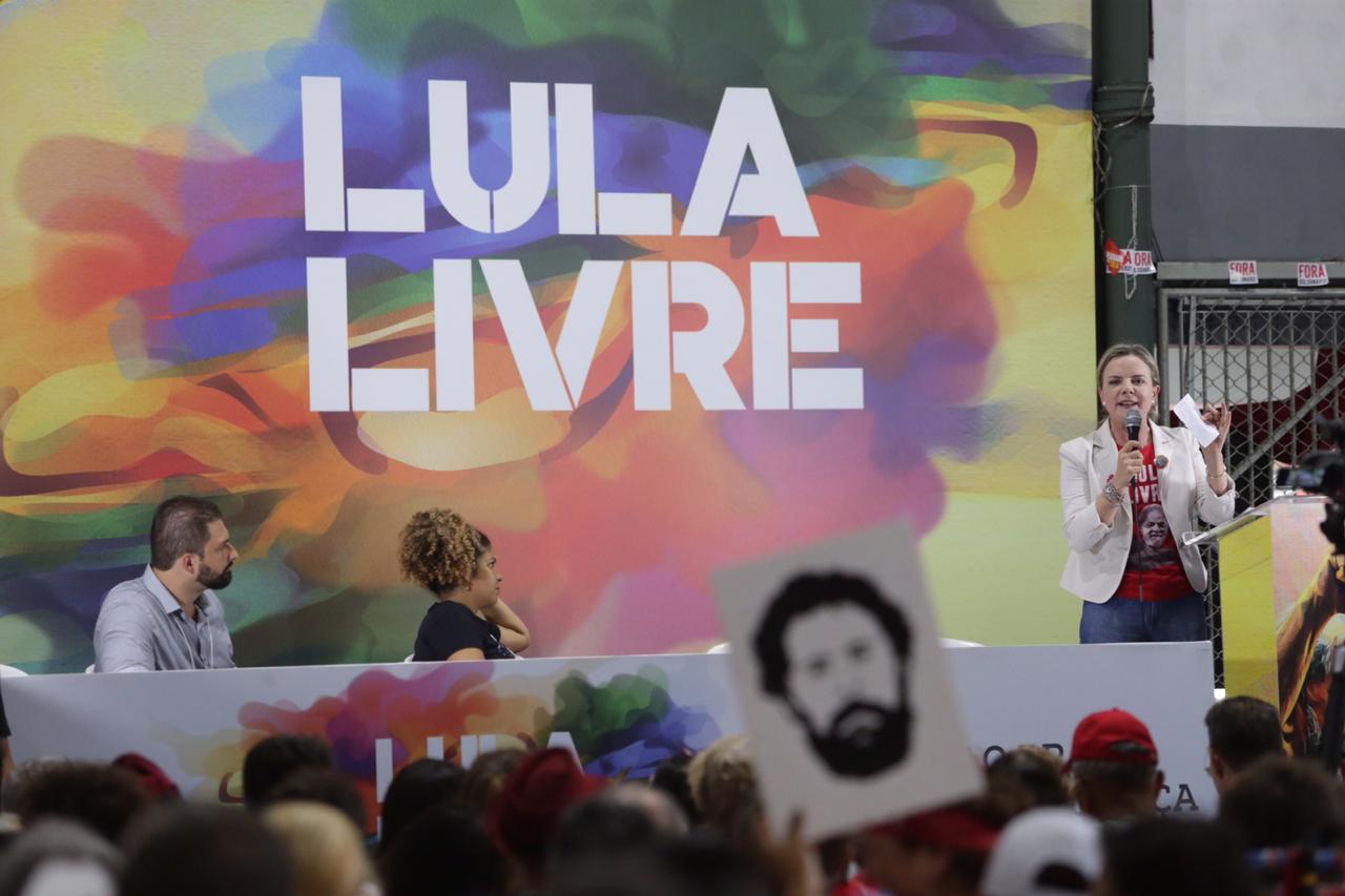 Gleisi: quem comete crime são os procuradores do MPF, não Lula