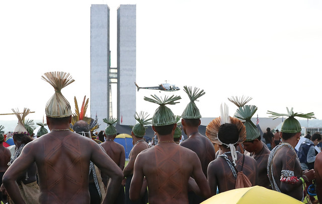 Para Bolsonaro, ter filho embaixador facilita exploração de terra indígena