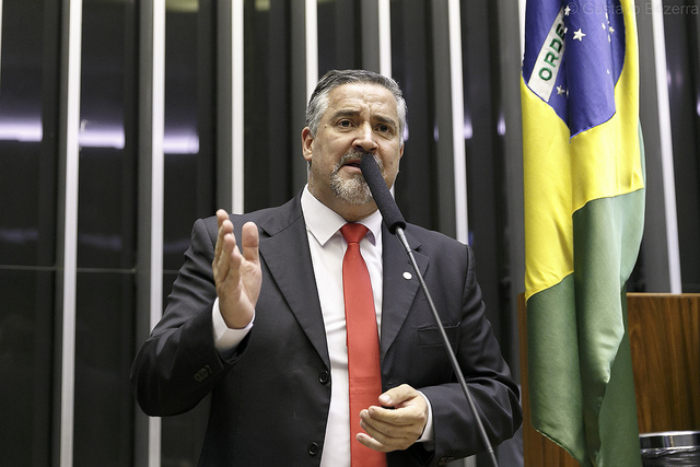 Escândalo Queiroz vai levar família Bolsonaro à cadeia, prevê Pimenta