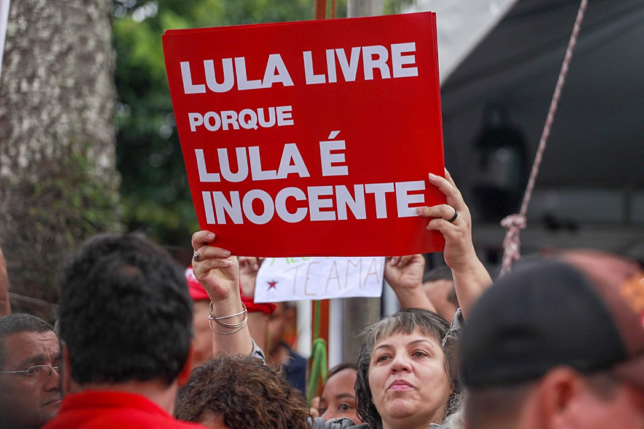 Na data que marca um ano de injustiça, milhares se reúnem para dar o tradicional “Bom dia, Lula”