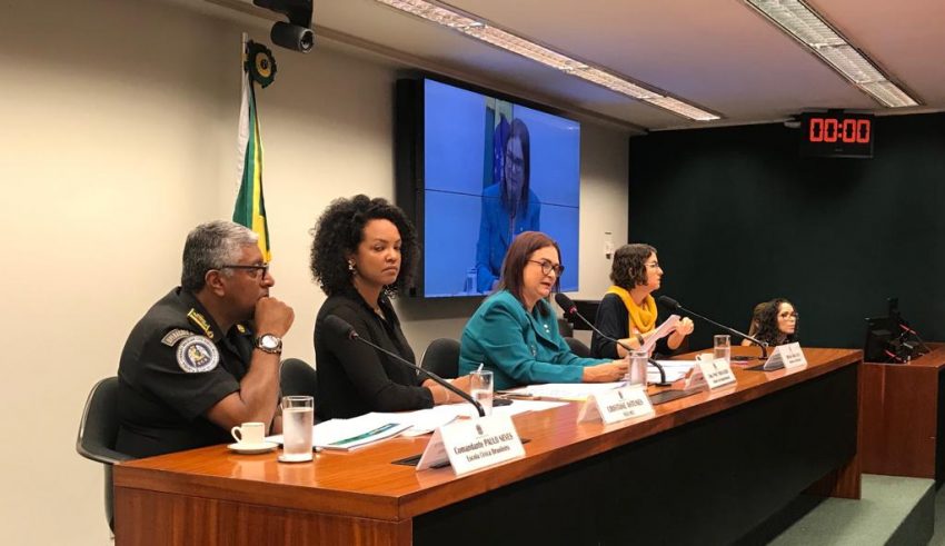 Rosa Neide: “Militarização da educação fere direitos constitucionais “