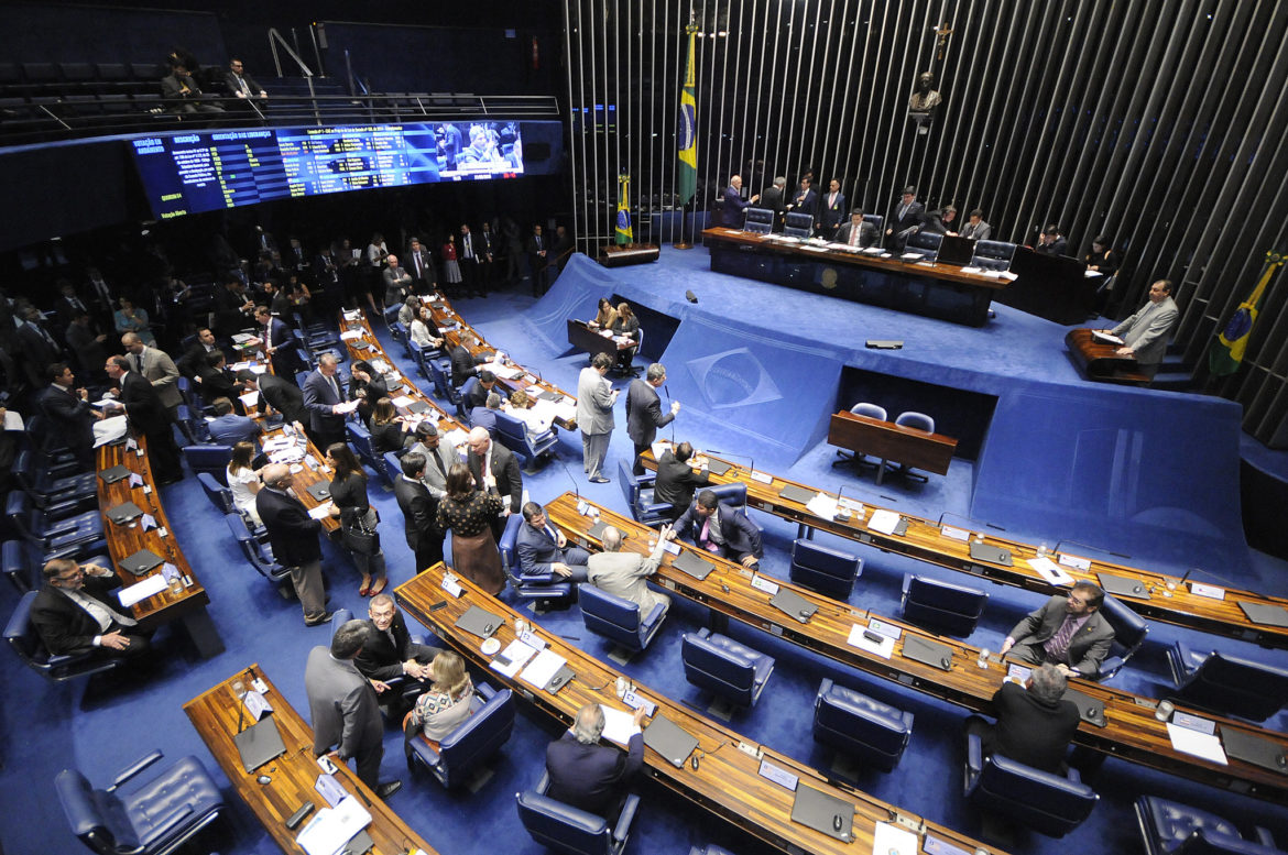 Bolsonaro tenta esconder incompetência atacando instituições