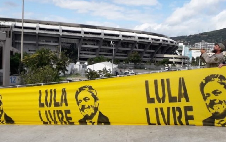 Faixa pela liberdade de Lula é estendida diante do Maracanã
