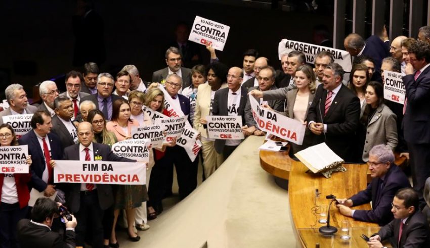 Reforma de Bolsonaro ataca os pobres e privilegia os ricos, denuncia Pimenta
