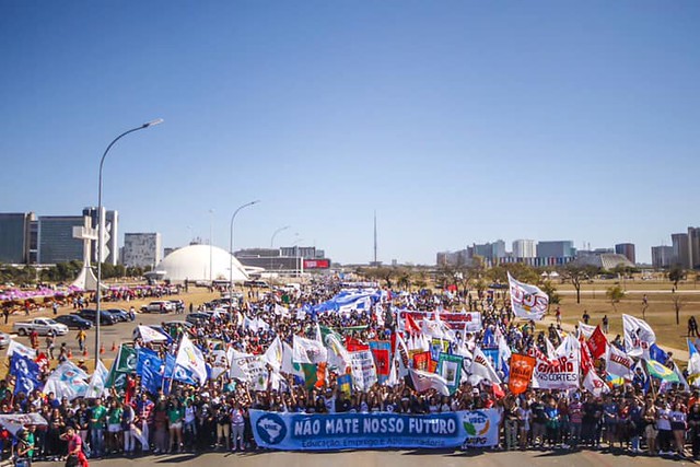 Estudantes fazem manifestação em Brasília contra cortes de direitos