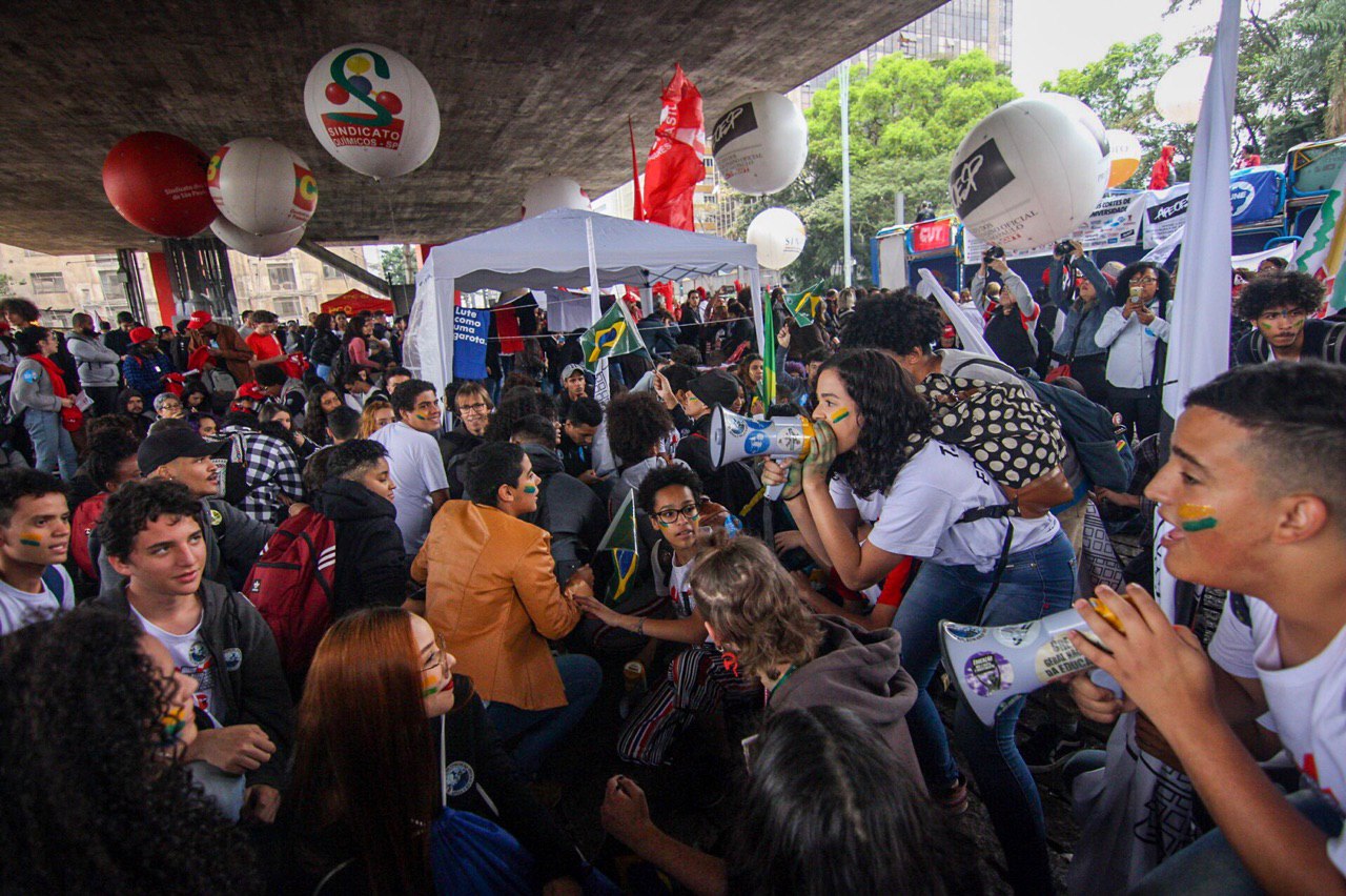 Tsunami da educação: em São Paulo, povo volta às ruas contra os cortes