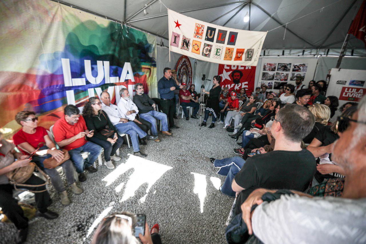Petistas debatem conjuntura nacional na Vigília Lula Livre