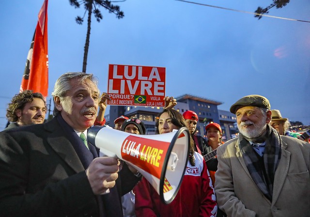 Do cárcere político, Lula dá aula a opositores ao pensar o país e dialogar