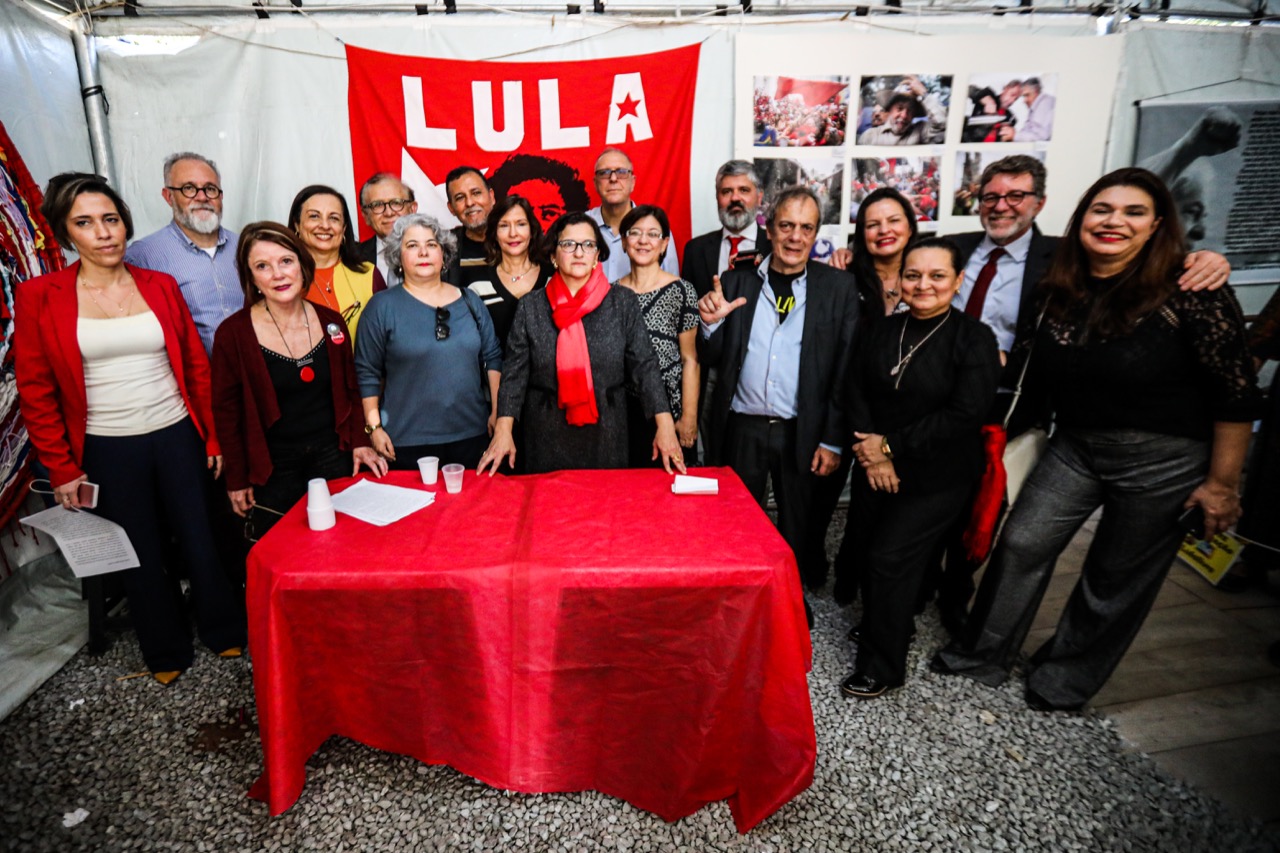 Na Vigília, juízes e desembargadores entregam carta pela liberdade de Lula