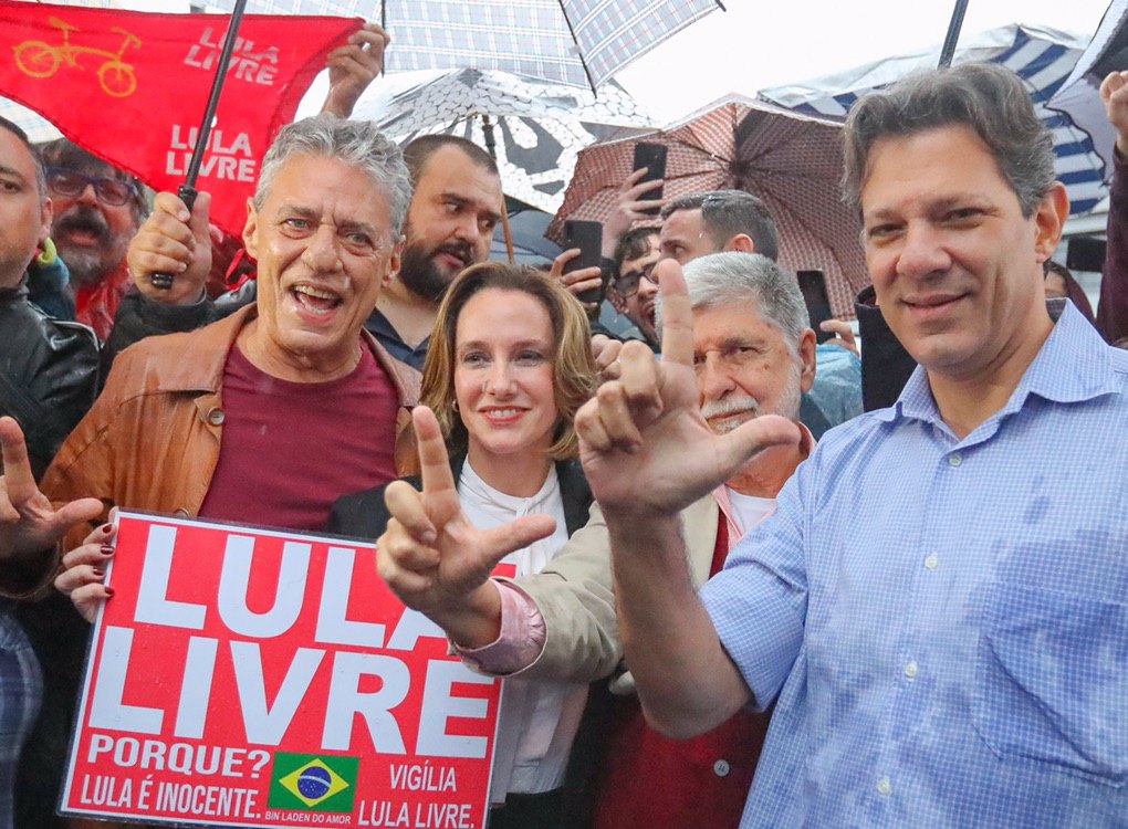 Após visita, Chico Buarque e Carol Proner entregam carta da ABJD a Lula