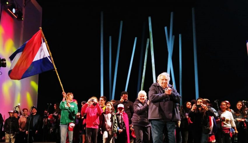 Mujica critica “prisão injusta” de Lula em ato de campanha no Uruguai