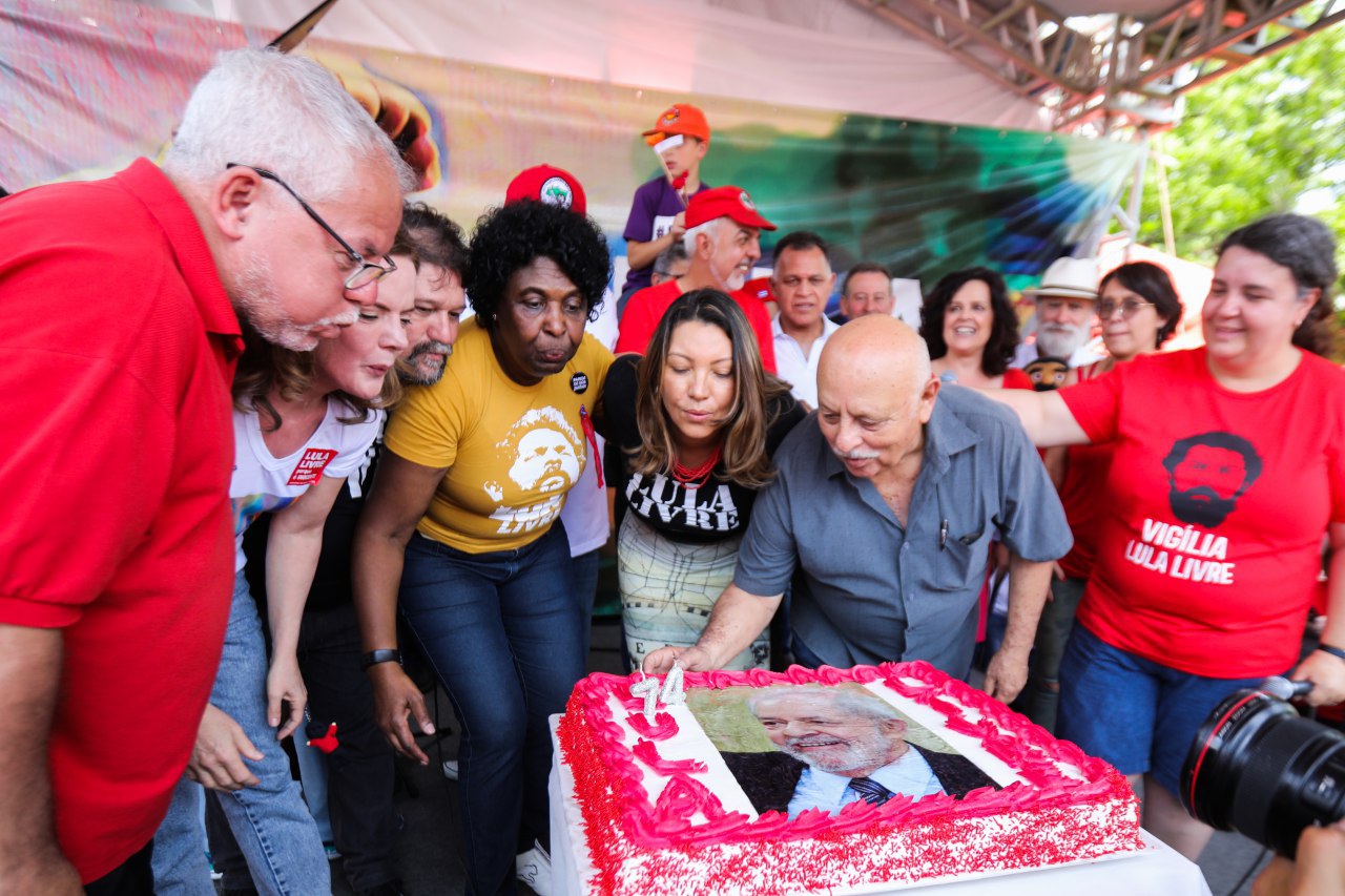Aniversário de Lula se transforma em celebração à democracia