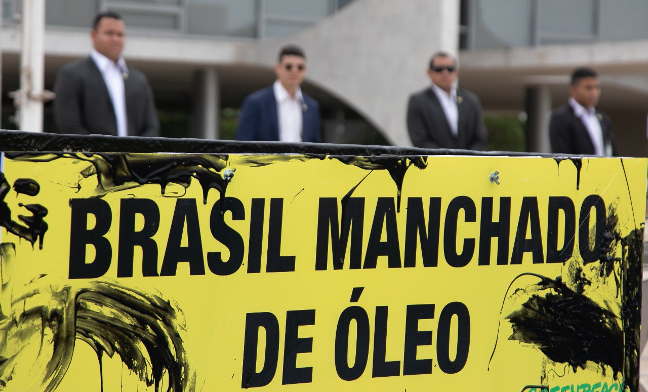 Omisso, governo Bolsonaro permitiu que vazamento de óleo se alastrasse