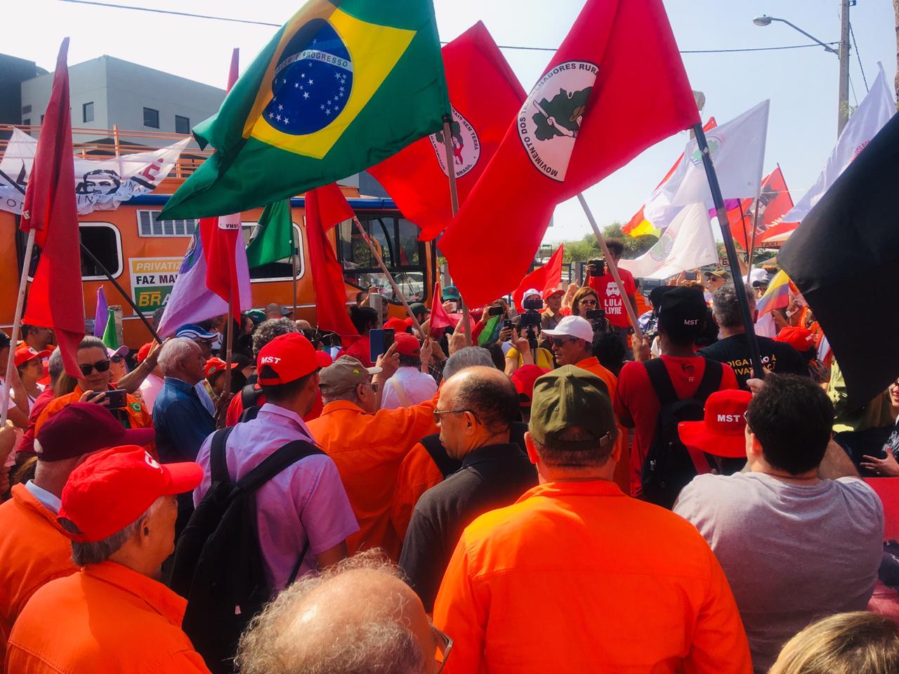 Vigília Lula Livre: movimentos sociais e sindicatos fazem ato em defesa da Petrobras