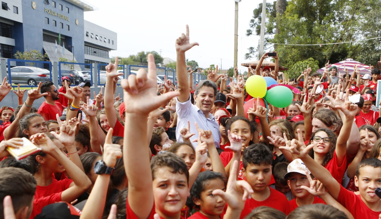 Mais de 400 crianças Sem Terrinha visitam a Vigília Lula Livre, ao lado de Haddad