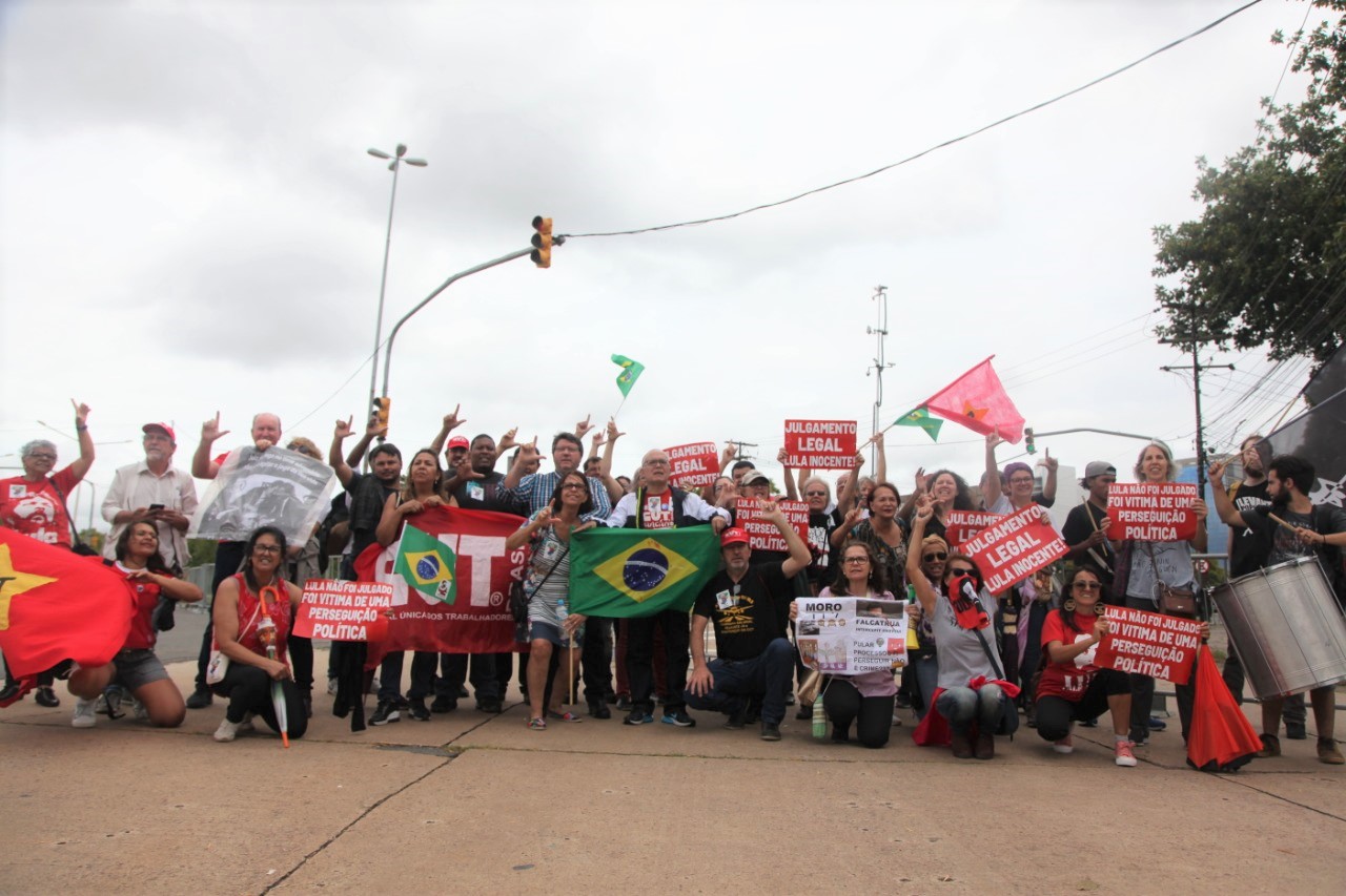 Em ato em defesa de Lula, militantes encontram aparato de repressão no TRF-4