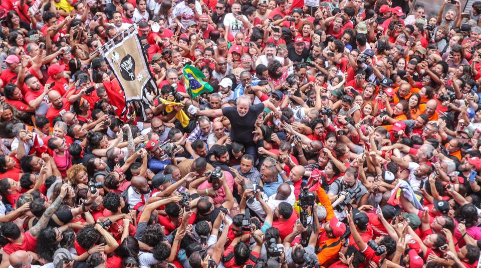 De novo nos braços do povo, Lula avisa: “estou com mais coragem de lutar”