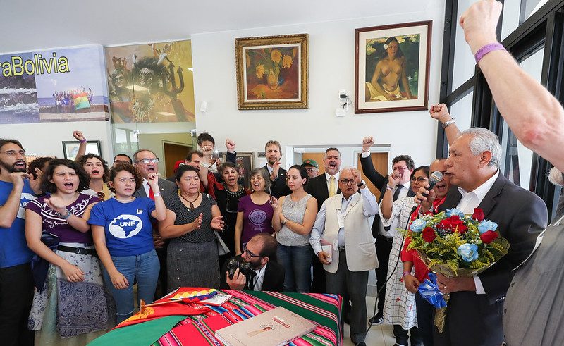 Movimentos sociais e parlamentares declaram solidariedade a Evo Morales