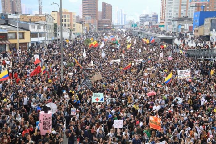 Na Colômbia, multidão protesta contra governo neoliberal de Iván Duque