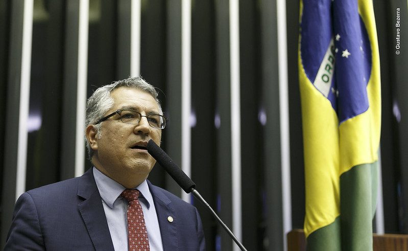 Parlamentares repudiam editorial repulsivo da Folha de S. Paulo
