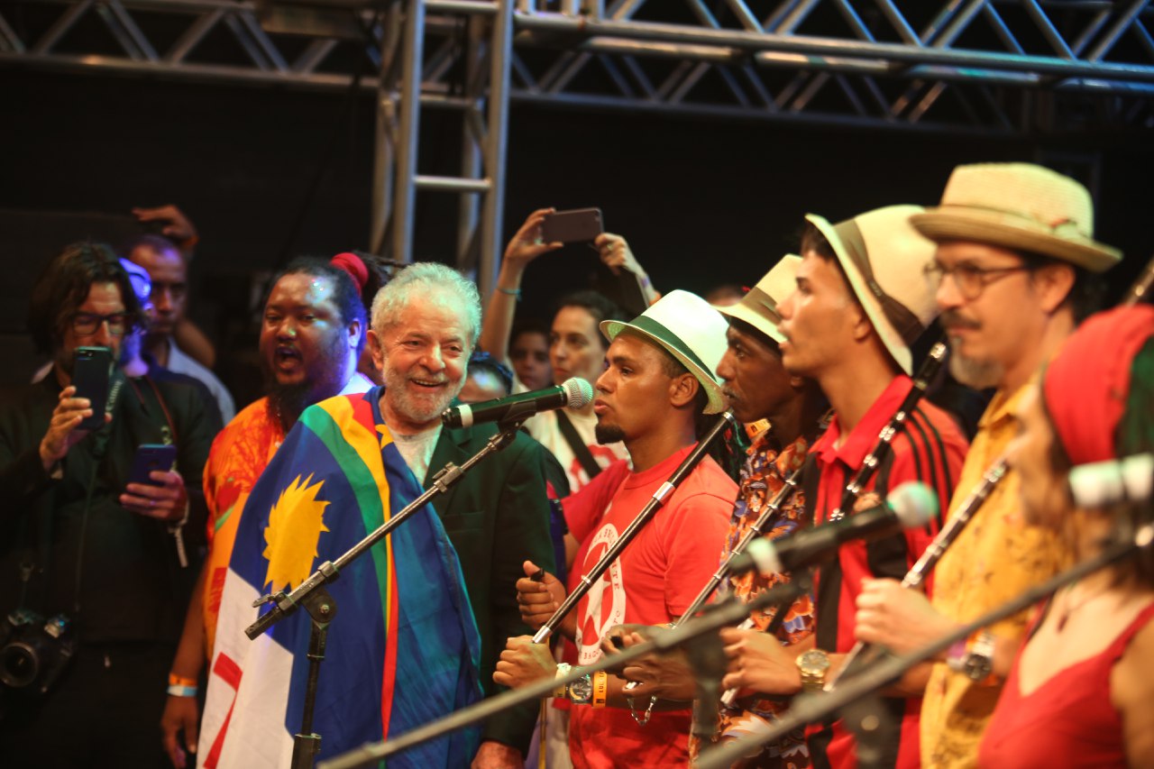 200 mil pessoas recebem Lula em Recife