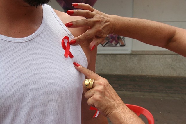 Cortes na saúde colocam em risco políticas de combate à aids no Brasil