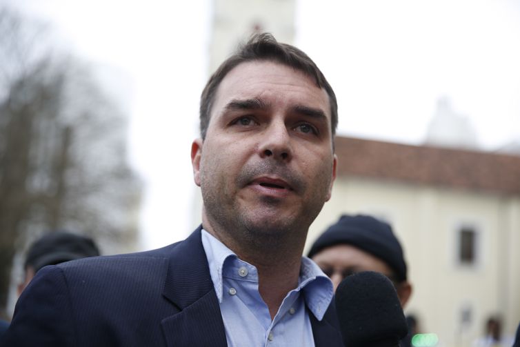 Miliciano ficava com parte de salários de ex-assessores de Flávio, diz MP