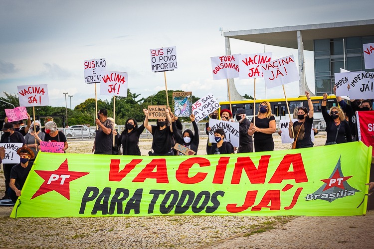 Em Brasília, protesto condena governo por 200 mil mortes e cobra “vacina para todos já!”