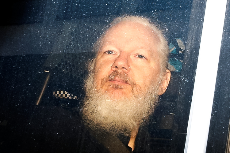 Justiça britânica nega extradição de Assange para os EUA