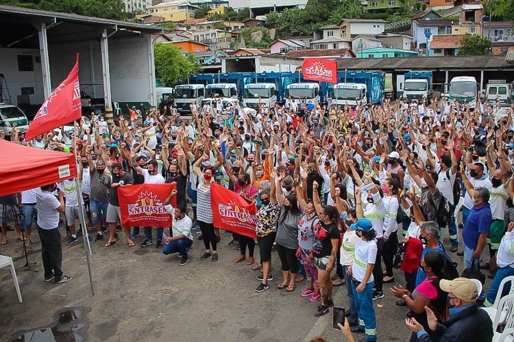 Em greve há 10 dias, trabalhadores da limpeza urbana de Florianópolis resistem a golpe contra direitos