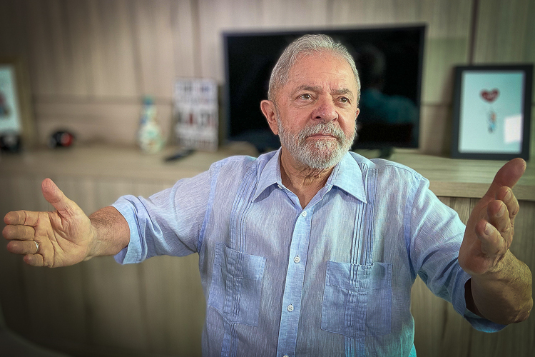 Lula no Uol: “Primeiro discutir o Brasil, depois candidaturas”