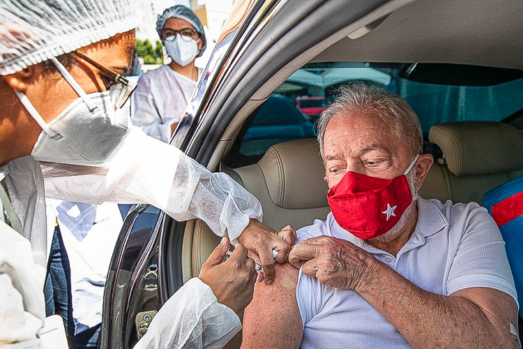 Vídeo: Lula é vacinado e pede vacina para todos os brasileiros