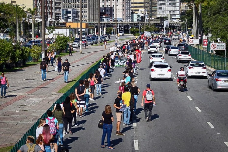 Florianópolis: Trabalhadores municipais mantêm greve em defesa da vida