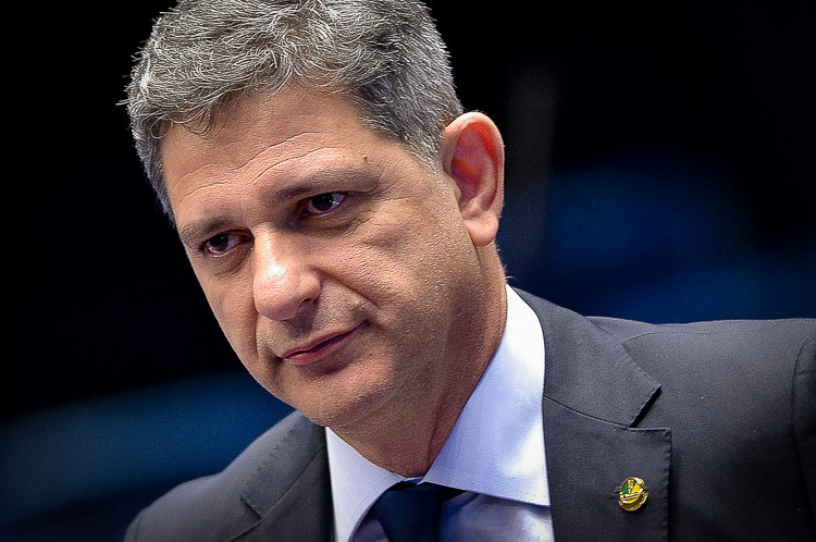 Rogério Carvalho denuncia Bolsonaro à PGR por tráfico de influência