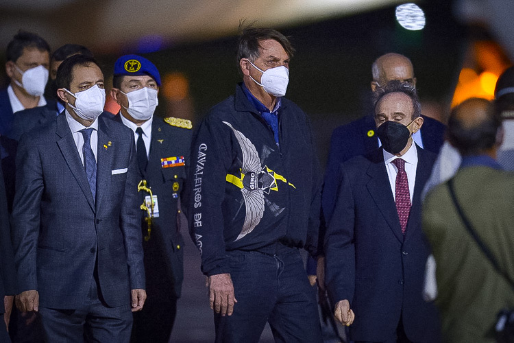 Duas caras: Bolsonaro desembarca no Equador com máscara
