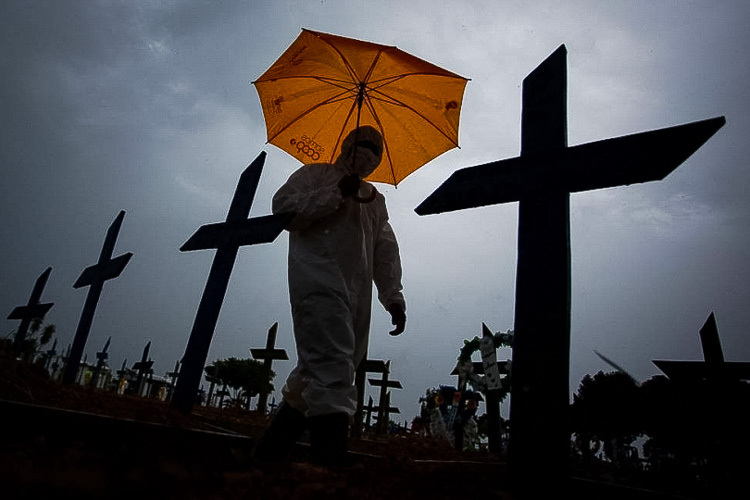 Omissão de Bolsonaro gerou maioria das mortes no Brasil, diz OMS