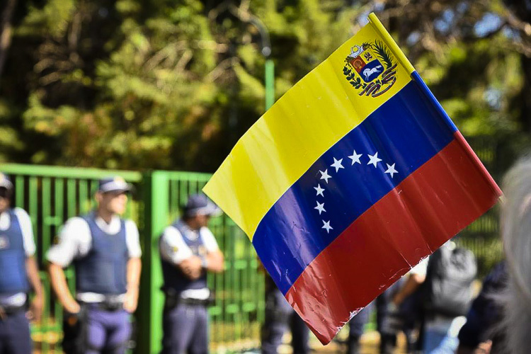 PT vai ao STF contra hostilidade de Bolsonaro à Venezuela