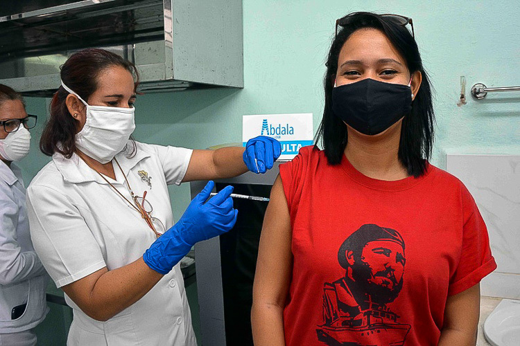Cuba inicia vacinação contra a Covid-19 com imunizantes próprios