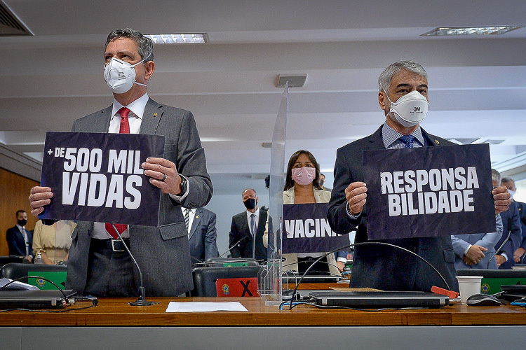 Conselheiro de Bolsonaro mantém ataque à ciência com fake news sobre Covid