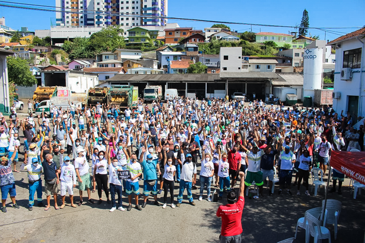Prefeito de Florianópolis rasga direitos e servidores deflagram greve