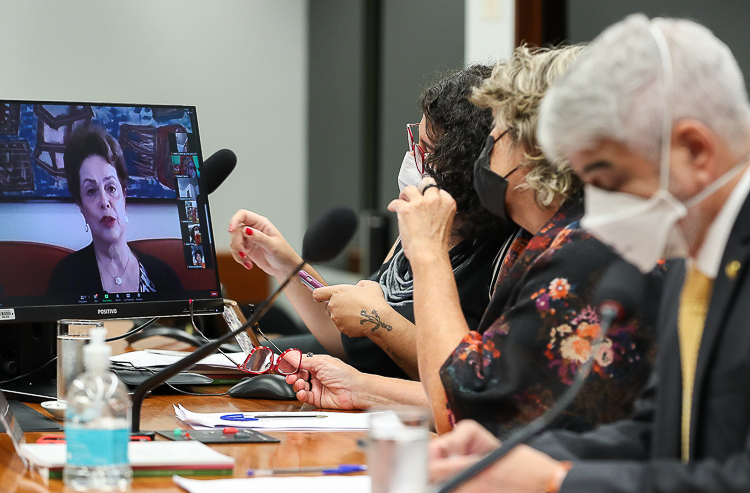 Seminário debate resistência, travessia e esperança para mulheres brasileiras