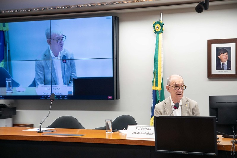 Rui Falcão aciona PGR contra Michele Bolsonaro e ministra por propaganda antecipada
