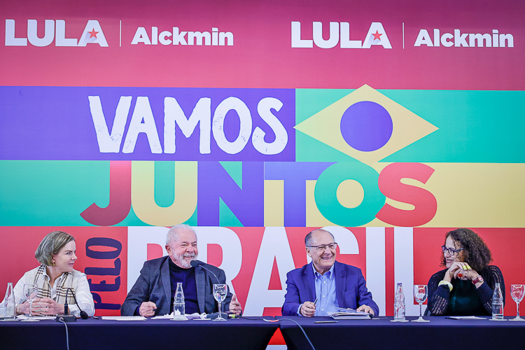 Em coletiva, Gleisi defende alianças para lutar pela democracia no Brasil