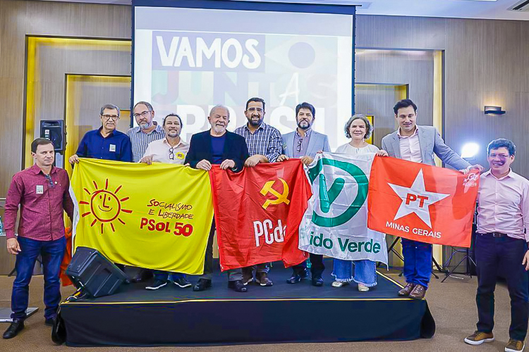 Lula com lideranças, em Minas: “Essa reunião é o começo da nossa vitória”