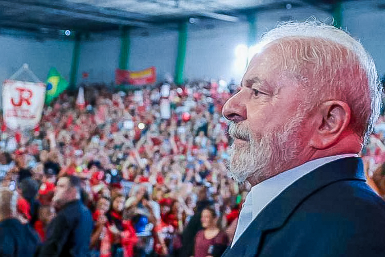 “Parem de tentar privatizar as nossas empresas públicas”, diz Lula em MG